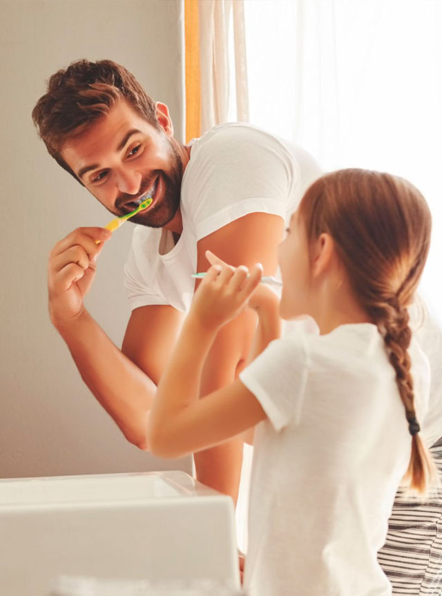 Abuela y niña lavandose los dientes